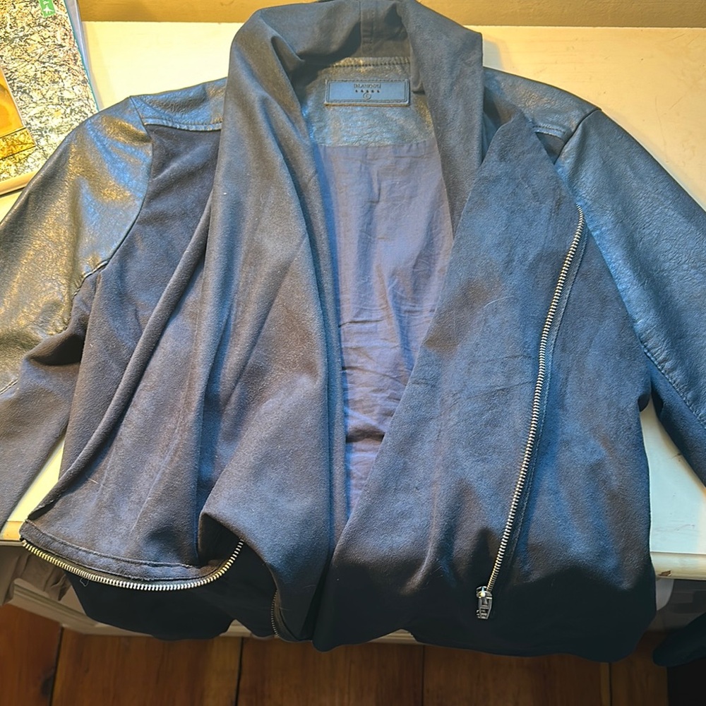 Stylish Black Jacket with Zipper Detail